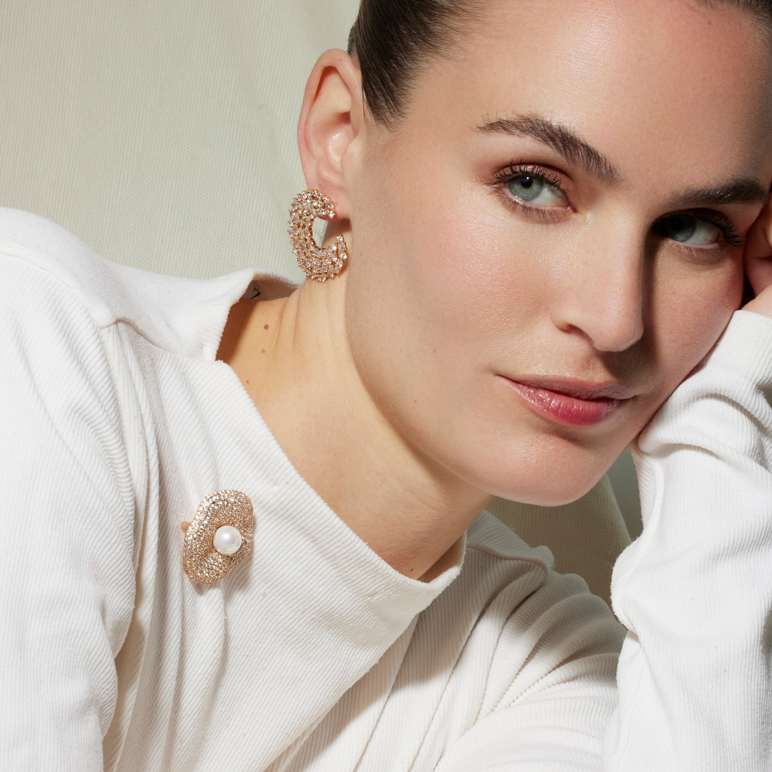 Spilla con Perla Bianca finitura oro 18k - Sulwa