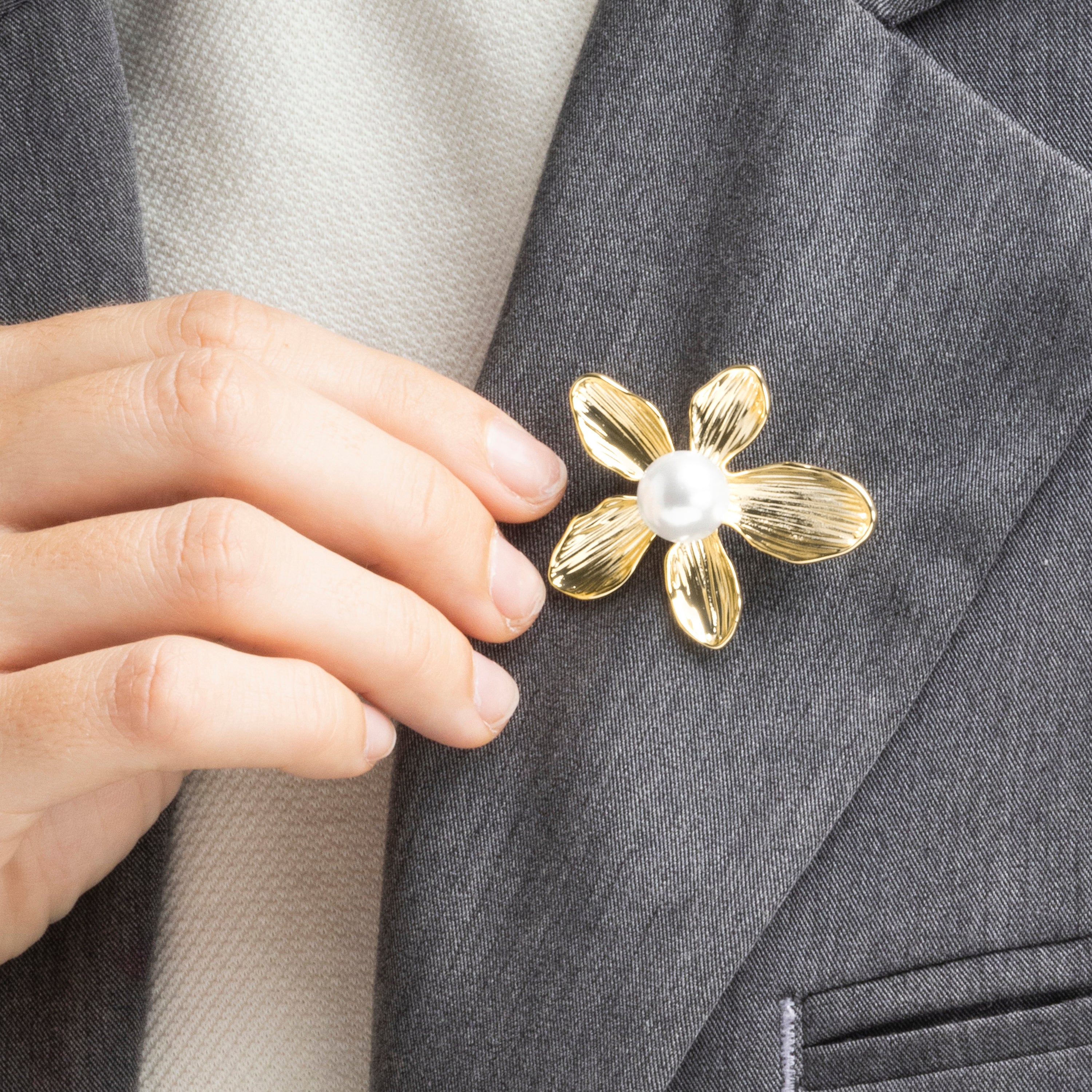 Brooch with White Pearl, 18k Gold Finish - Lisrae