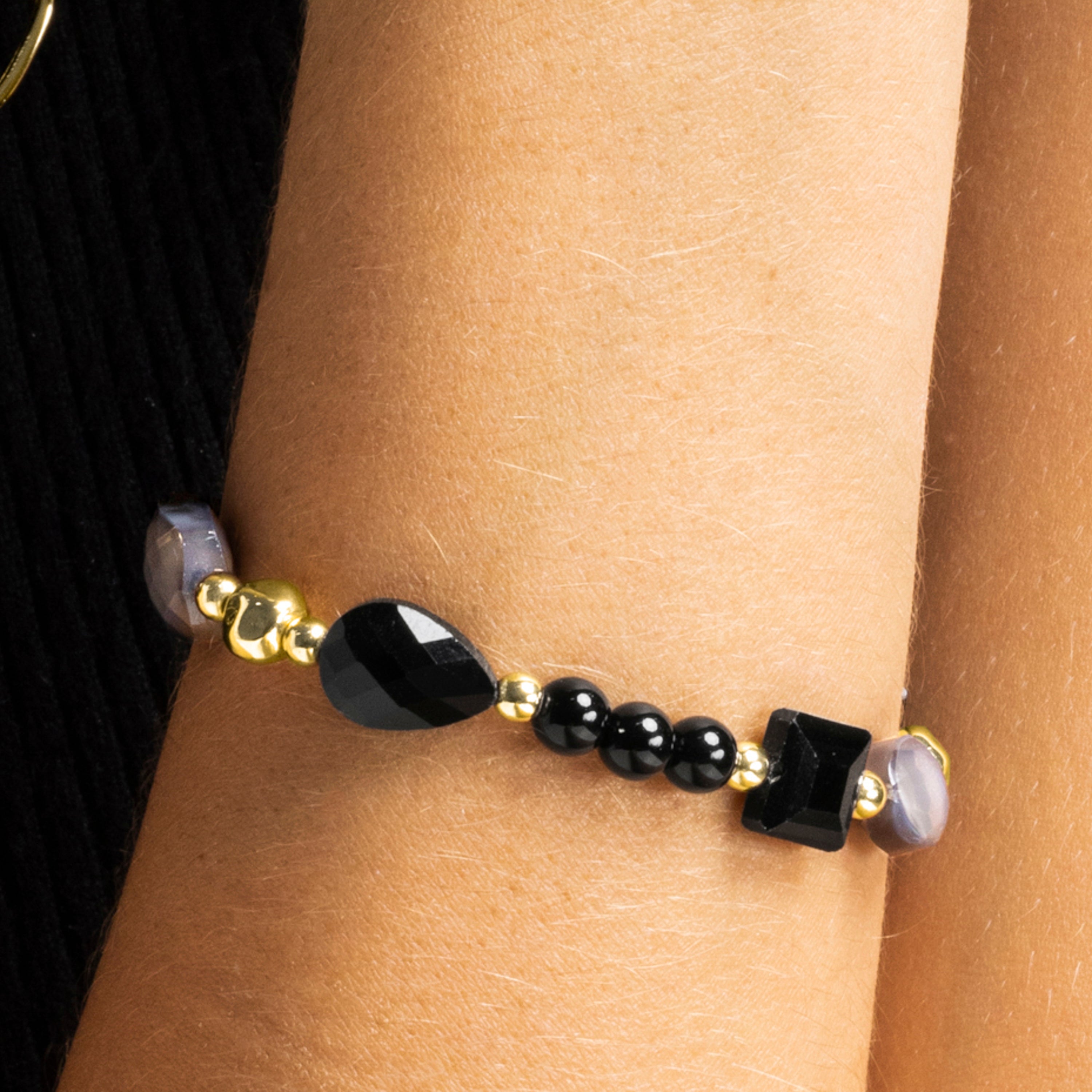 Pulsera con Resina Negra acabado oro 18k - Nyste