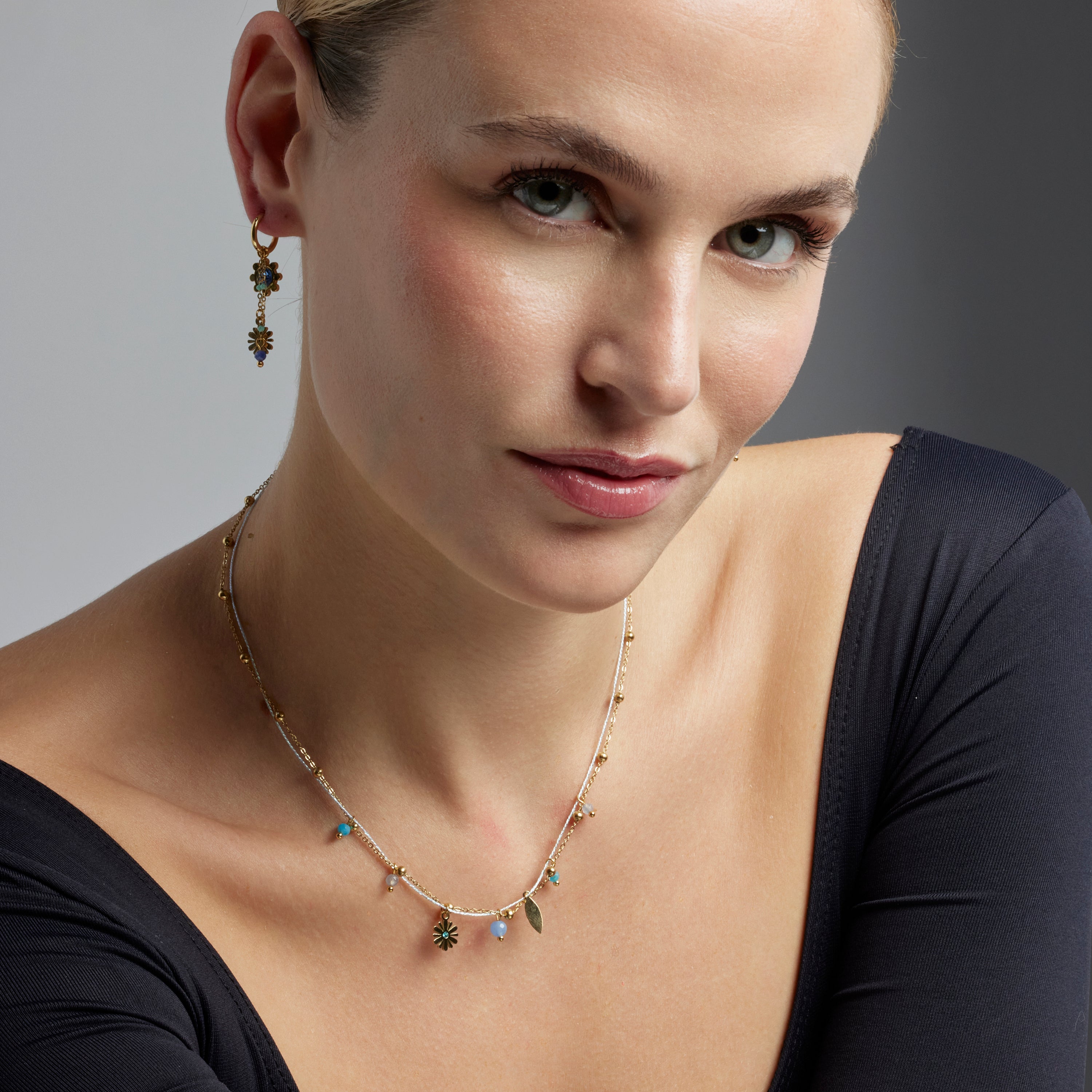 Boucles d'oreilles avec cristal bleu foncé finition or 18k - Thase