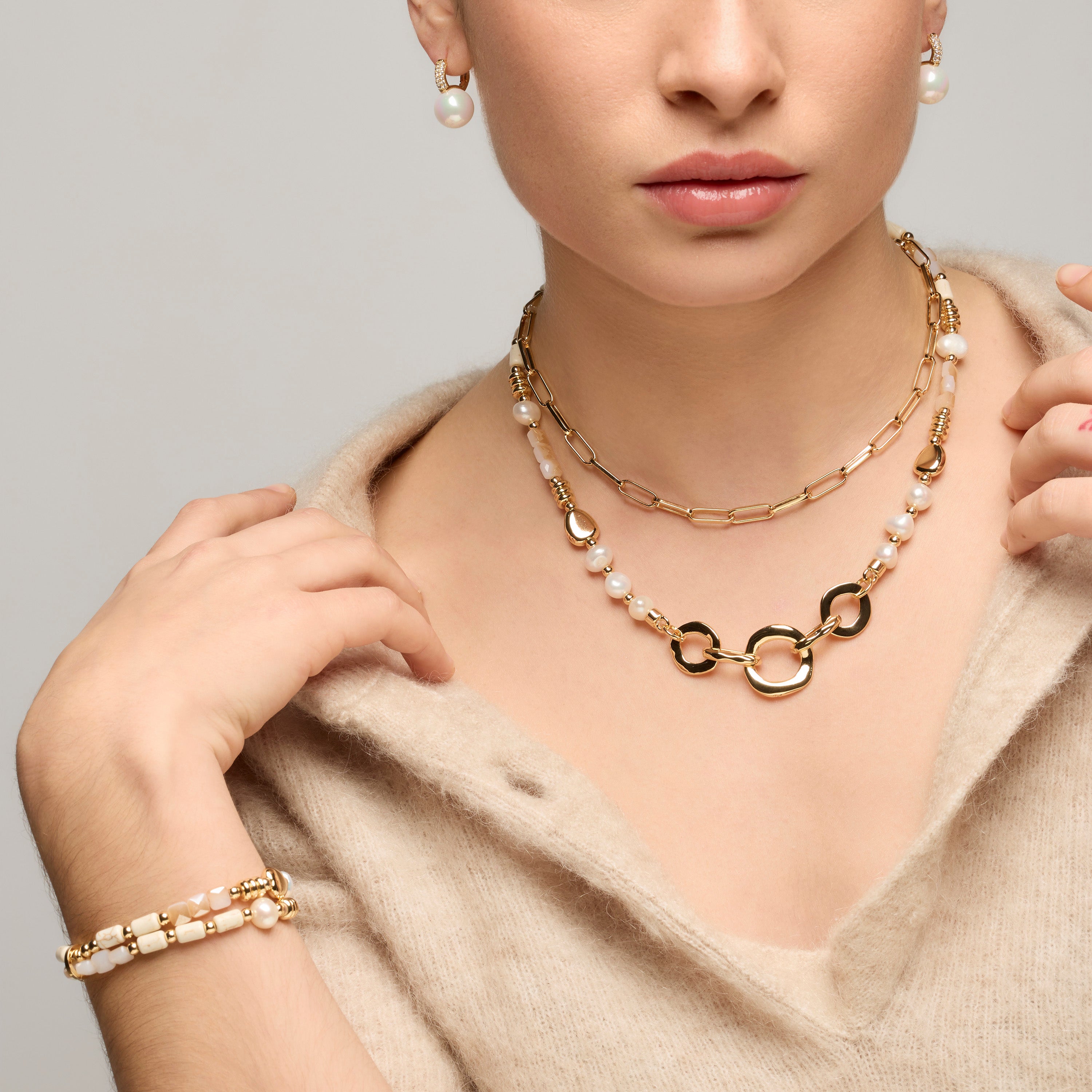 Ohrringe mit 18k Gelbgold-Finish und weiße Perle - Maeki