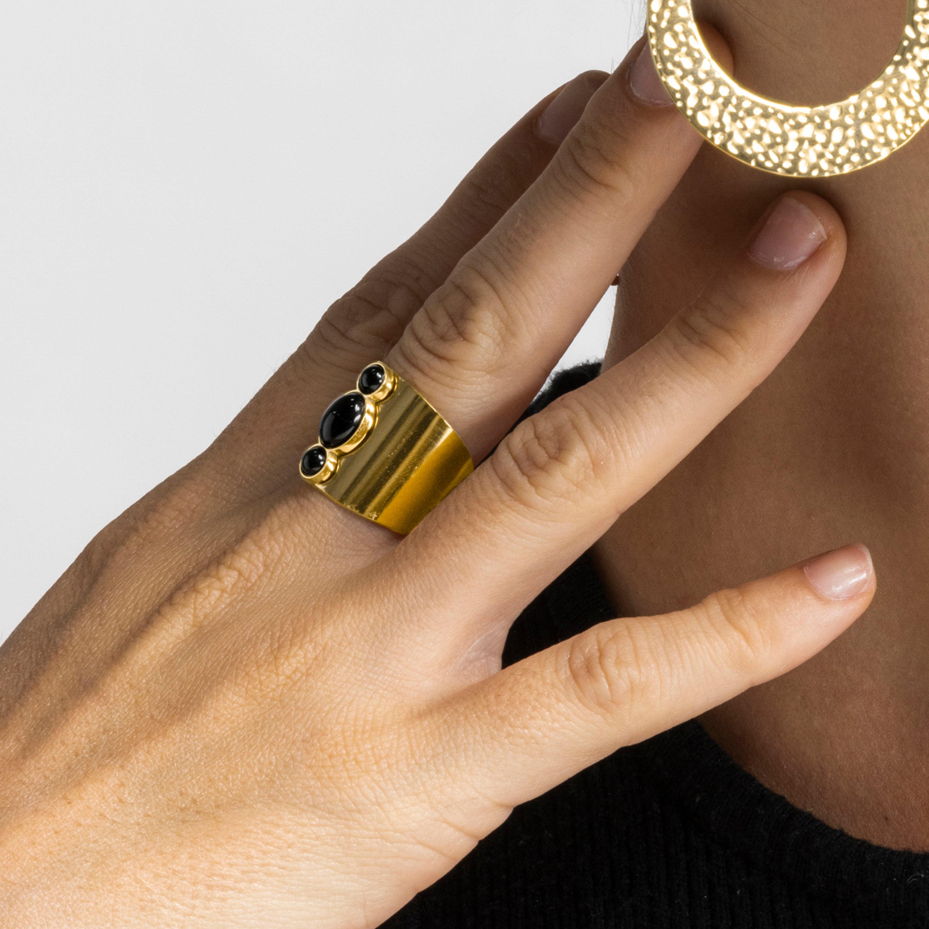 Bague avec Onyx finition or 18k - Lessa