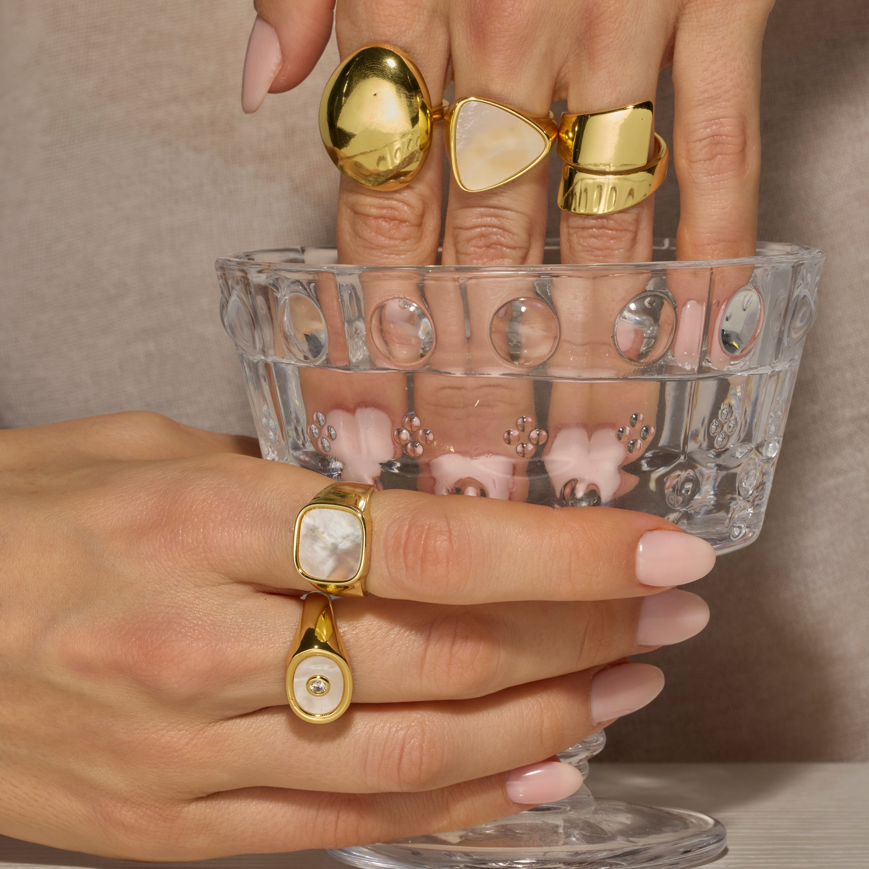 Ring mit weißer Perlmutt, 18k Gold-Finish - Misau