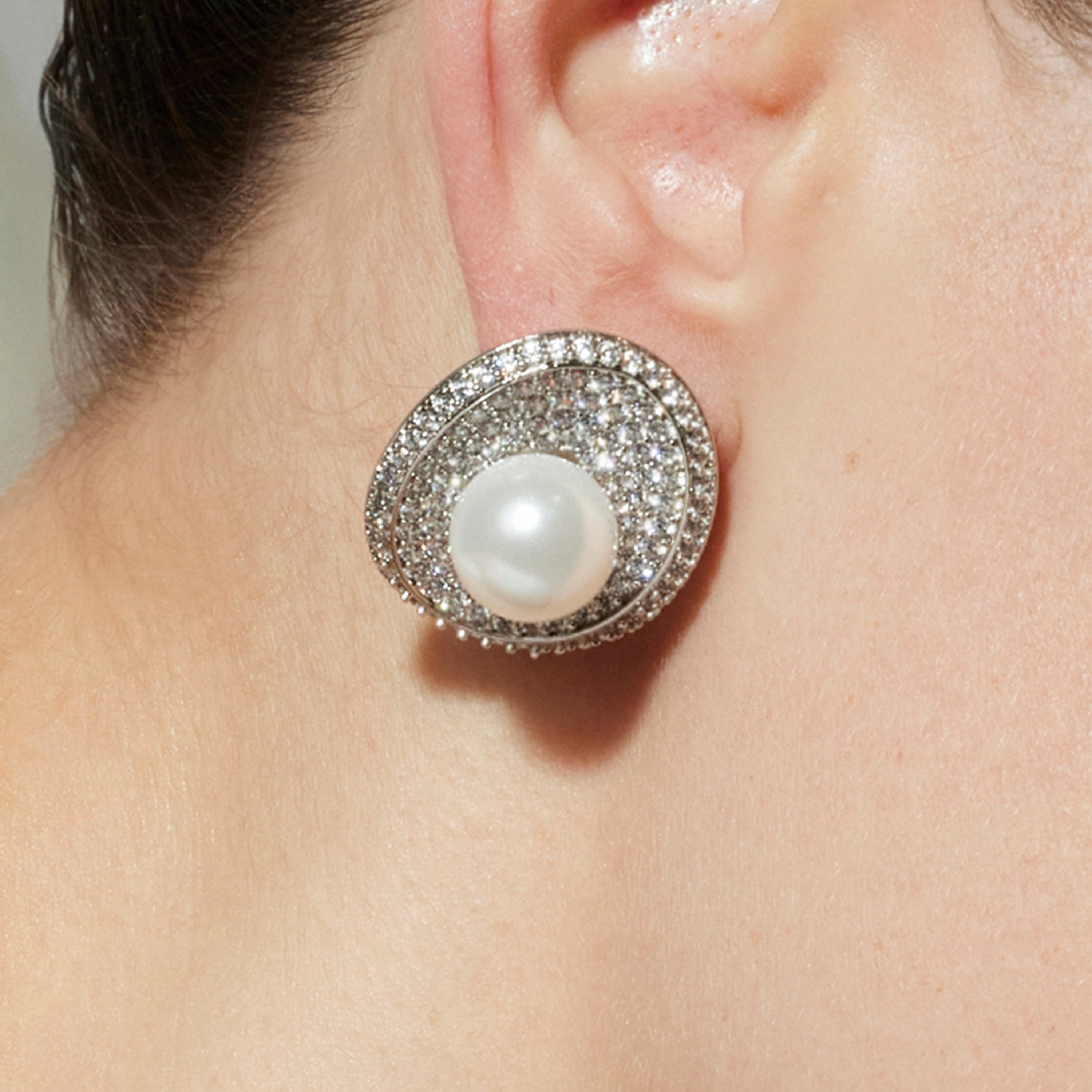 Boucles d'oreilles avec perle blanche finition argent - Noros