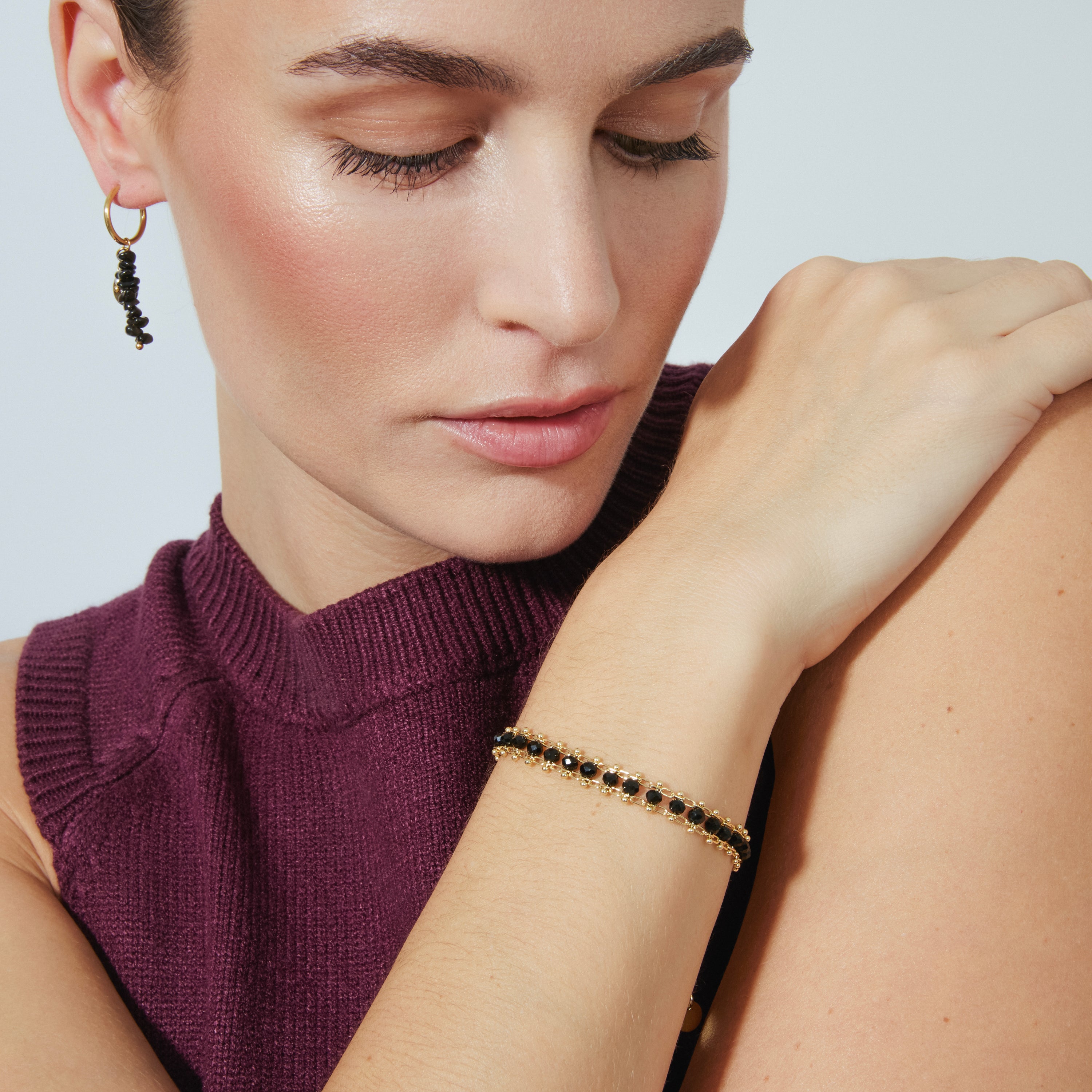 Pulsera de Aleación de Metal y Cristal Negro acabado en oro amarillo de 18k - Lailai