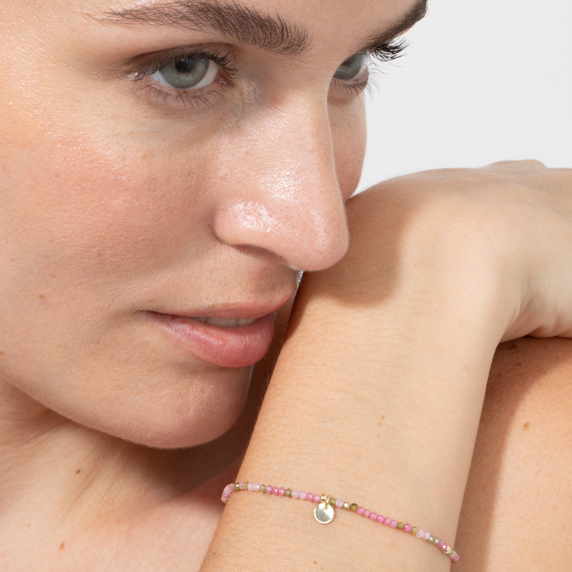 Pulsera de Aleación de Metal y Cristal Rosa acabado en oro amarillo de 18k - Hilry