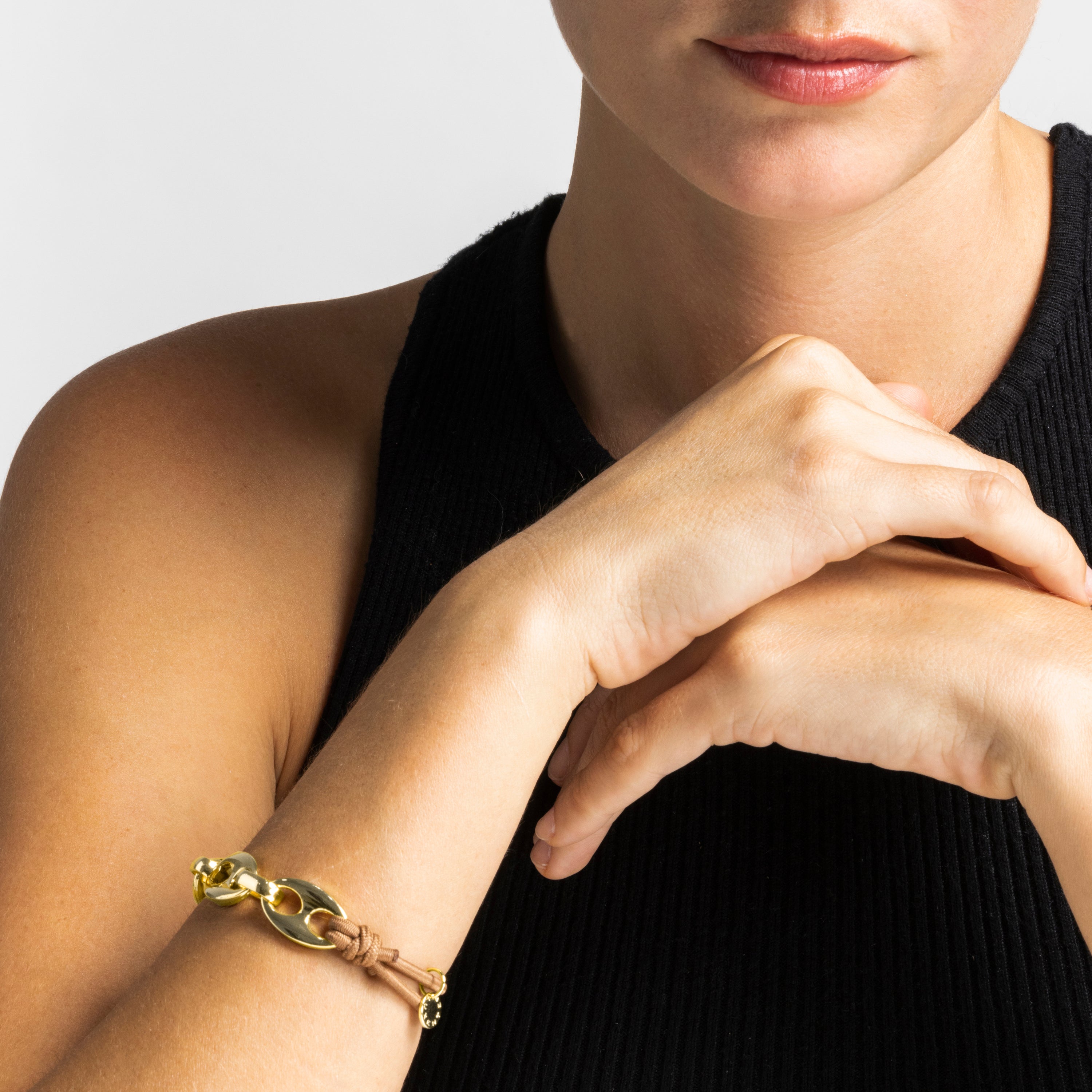 Coletero acabado en oro amarillo de 18k - Neneus