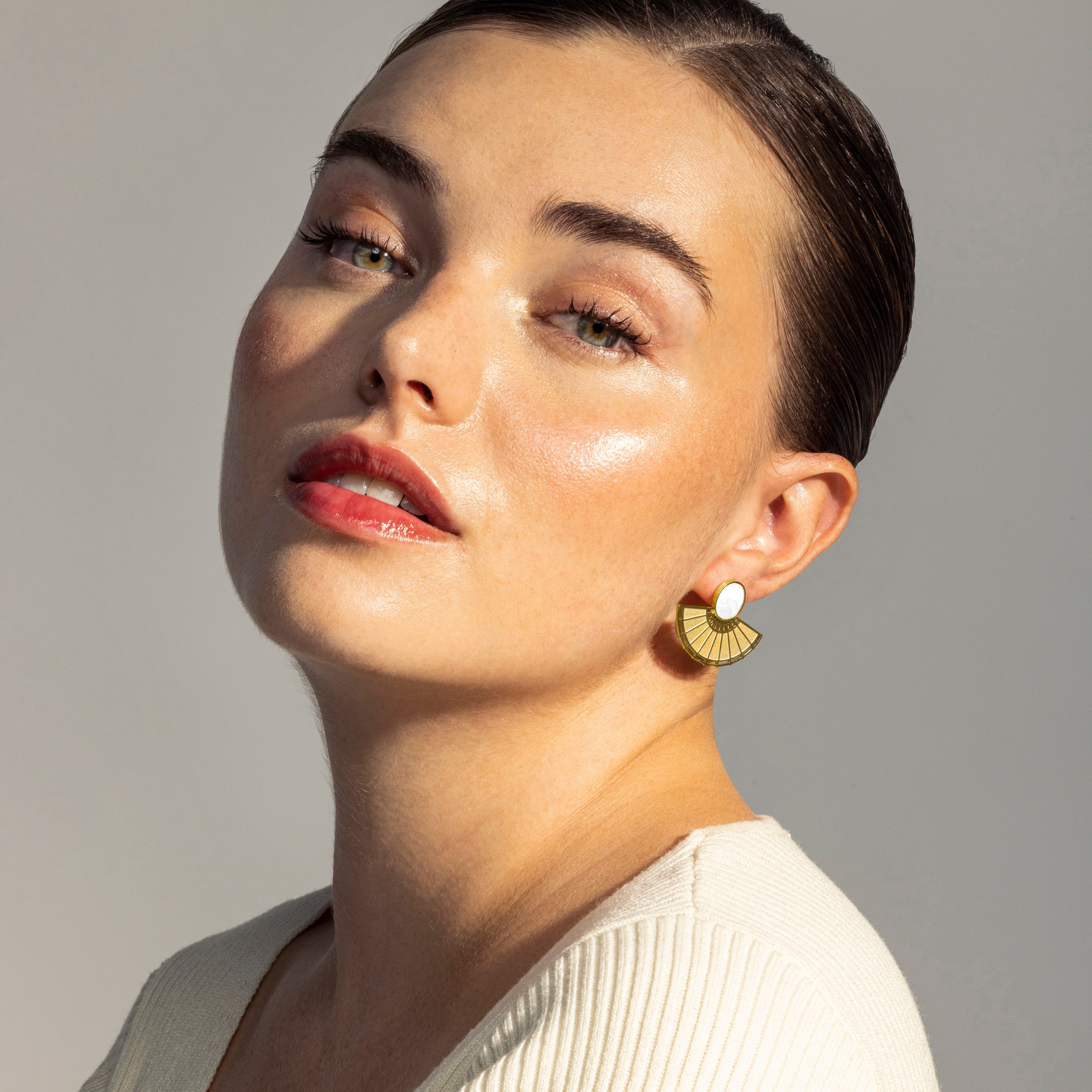 Pendientes de Madreperla Blanca acabados en oro amarillo de 18K- Phieo