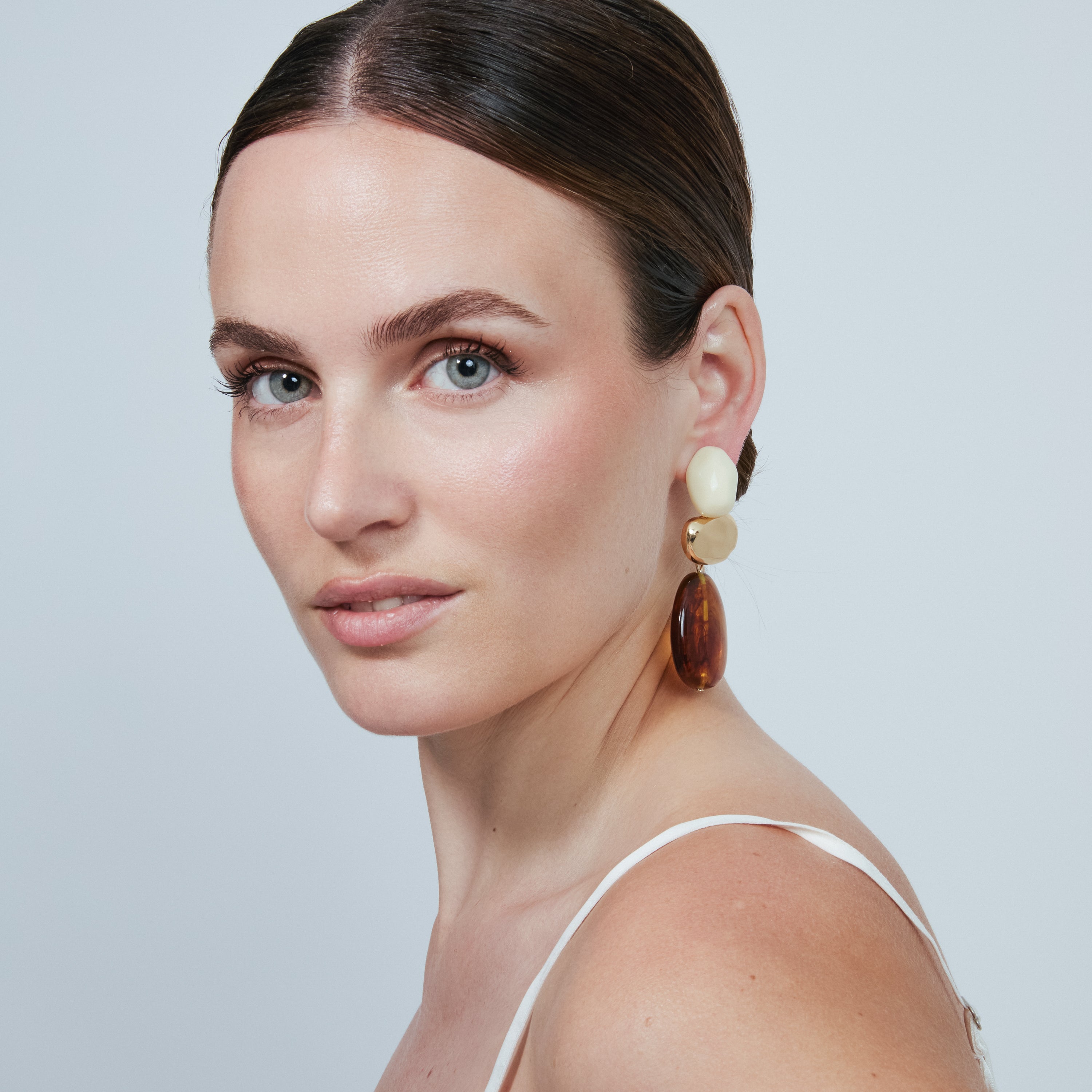 Pendientes de Aleación de Metal y Resina Carey acabado en oro amarillo de 18k - Zulis