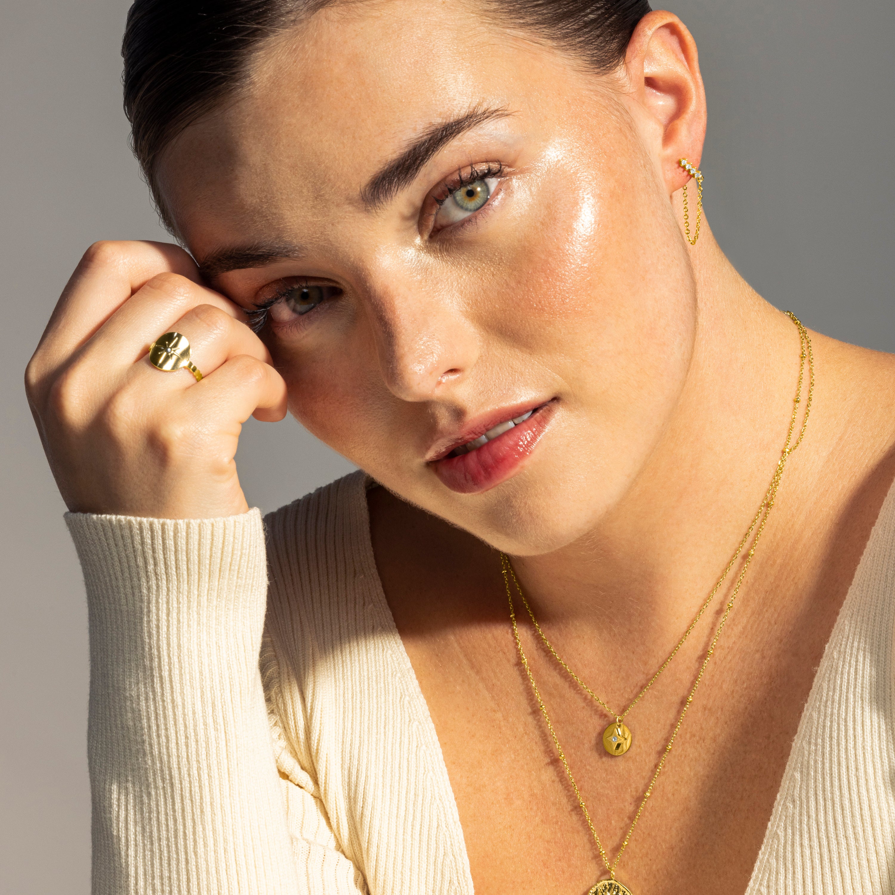 Pendientes acabados en oro amarillo de 18K - Unasa