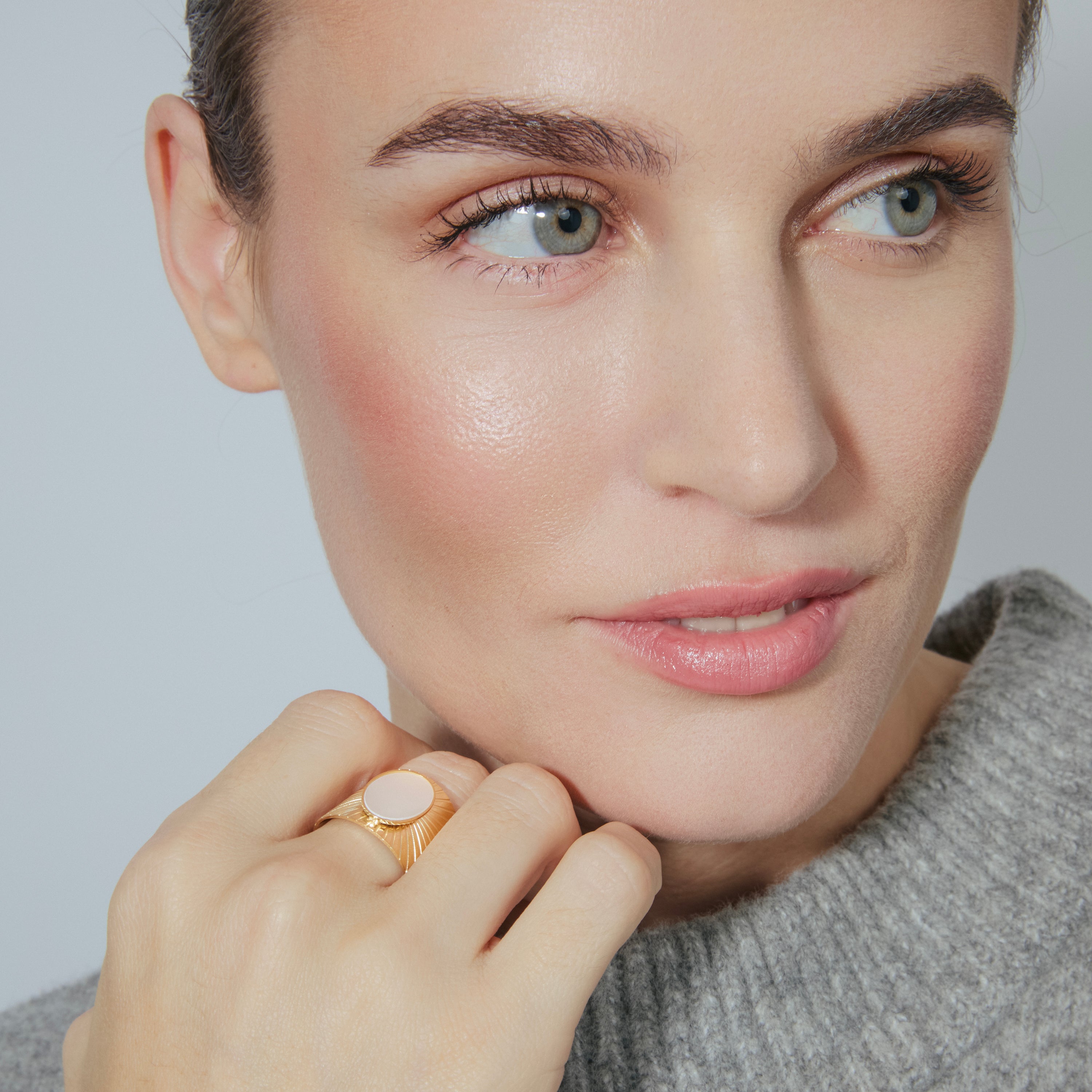 Anillo de Madreperla Blanca acabado en oro amarillo de 18k - Anleh
