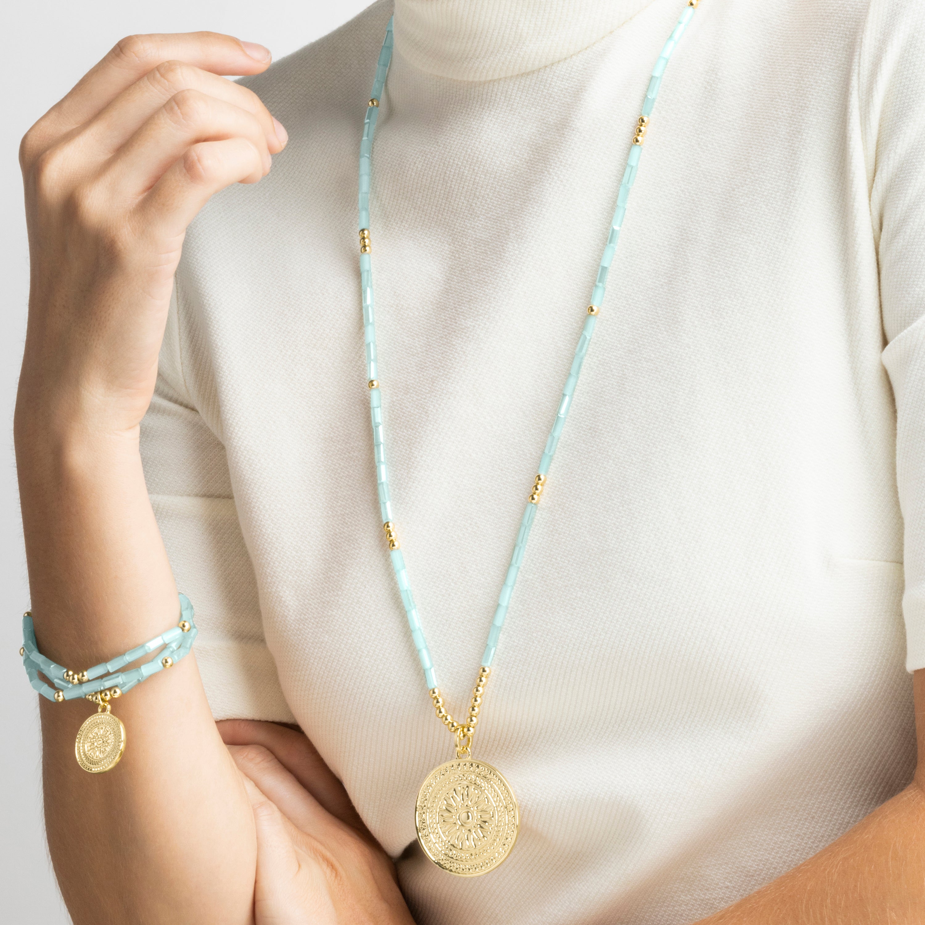 Collier avec Cristal Bleu finition or 18k - Thyu
