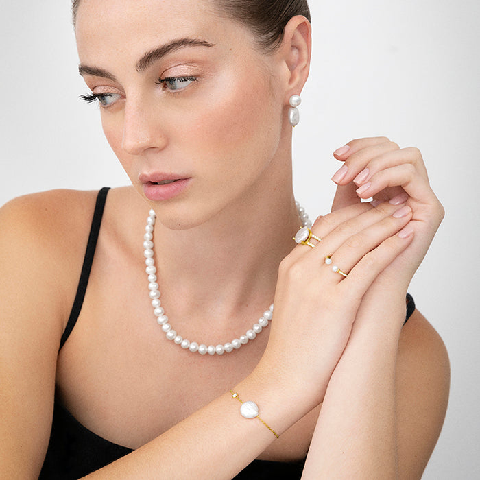 Collar de Aleación de Metal y Perla Blanca acabado en oro amarillo de 18k - Kipepeo
