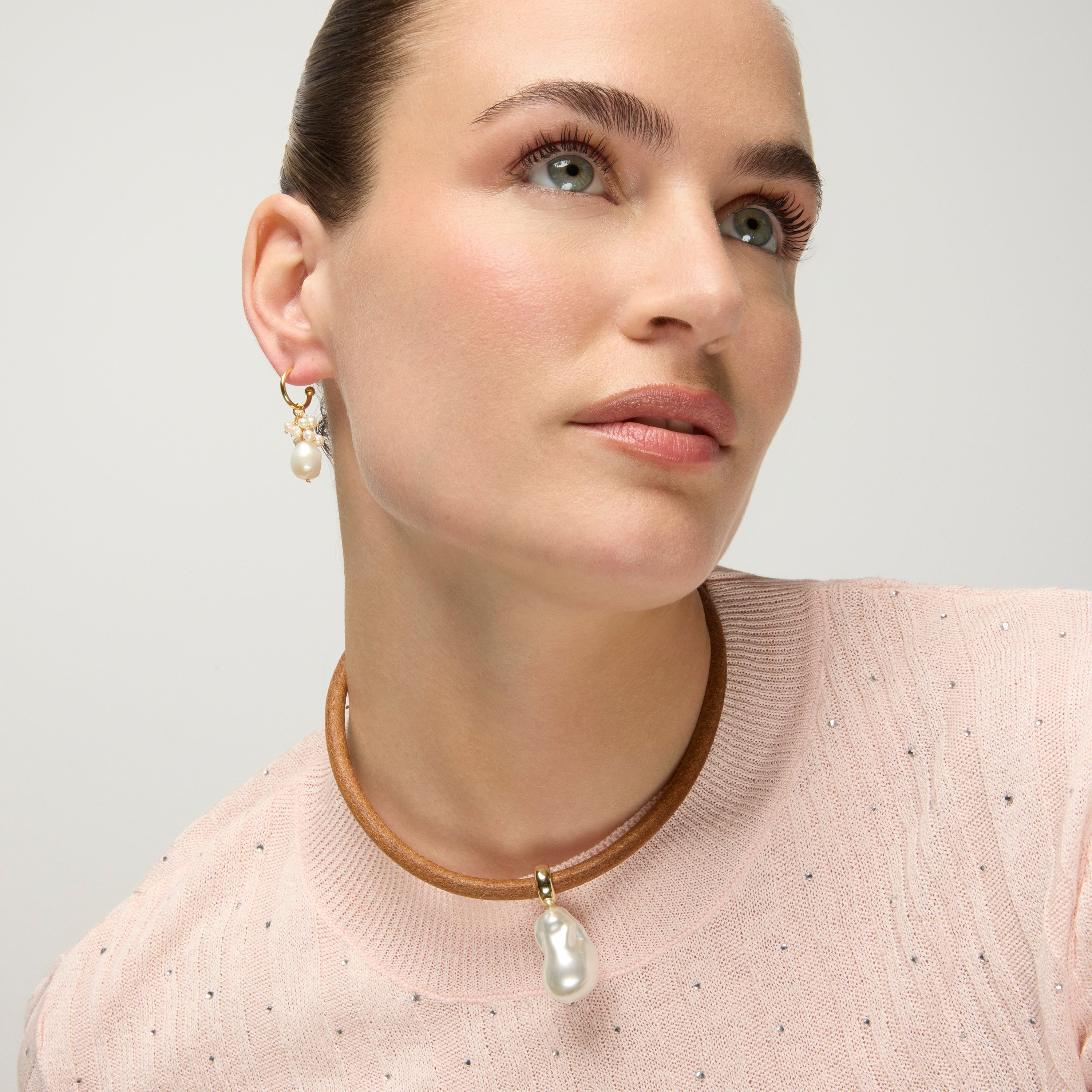 Collar de Aleación de Metal y Perla Blanca acabado en oro amarillo de 18k - Abongo