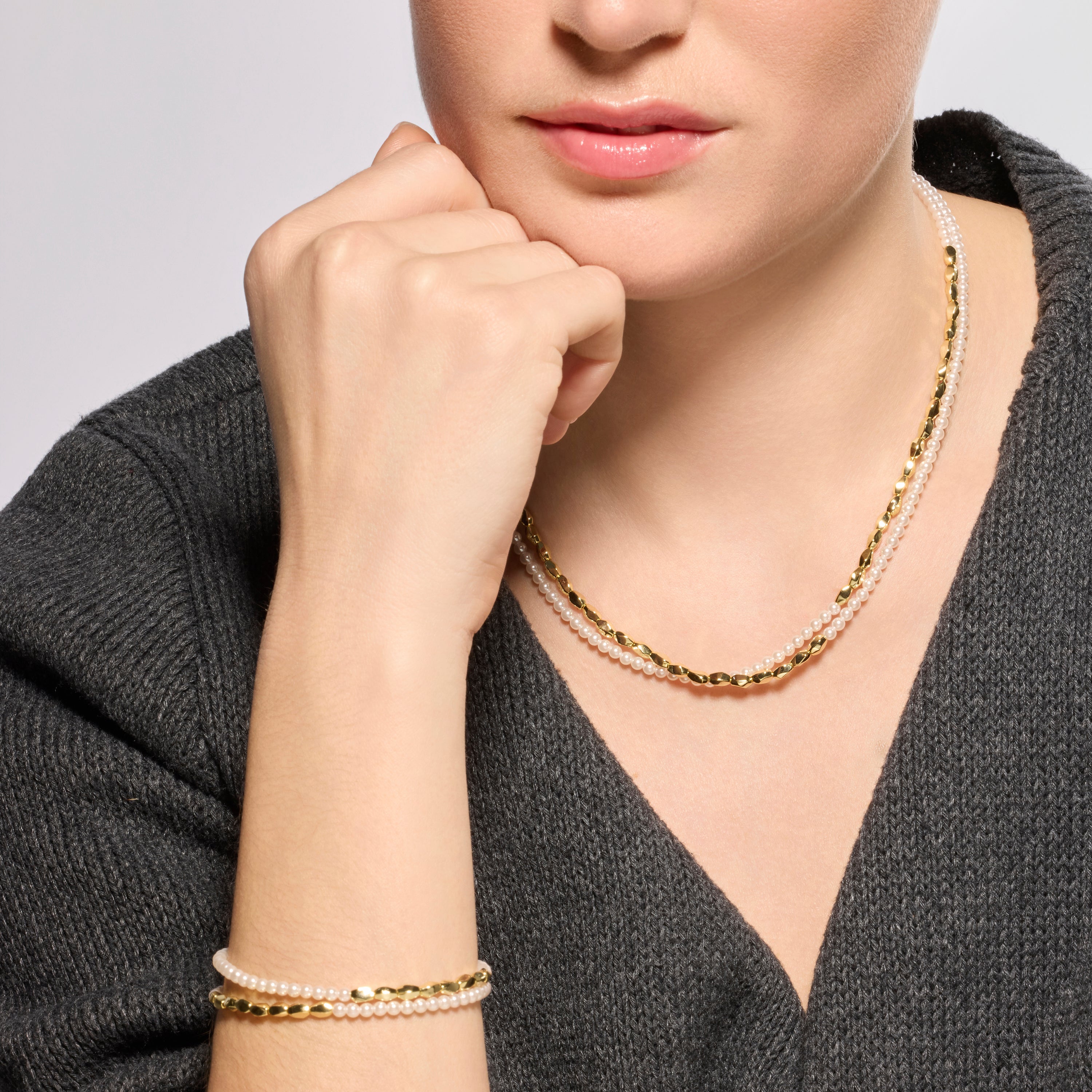 Collar de Aleación de Metal y Perla Blanca acabado en oro amarillo de 18k - Noma