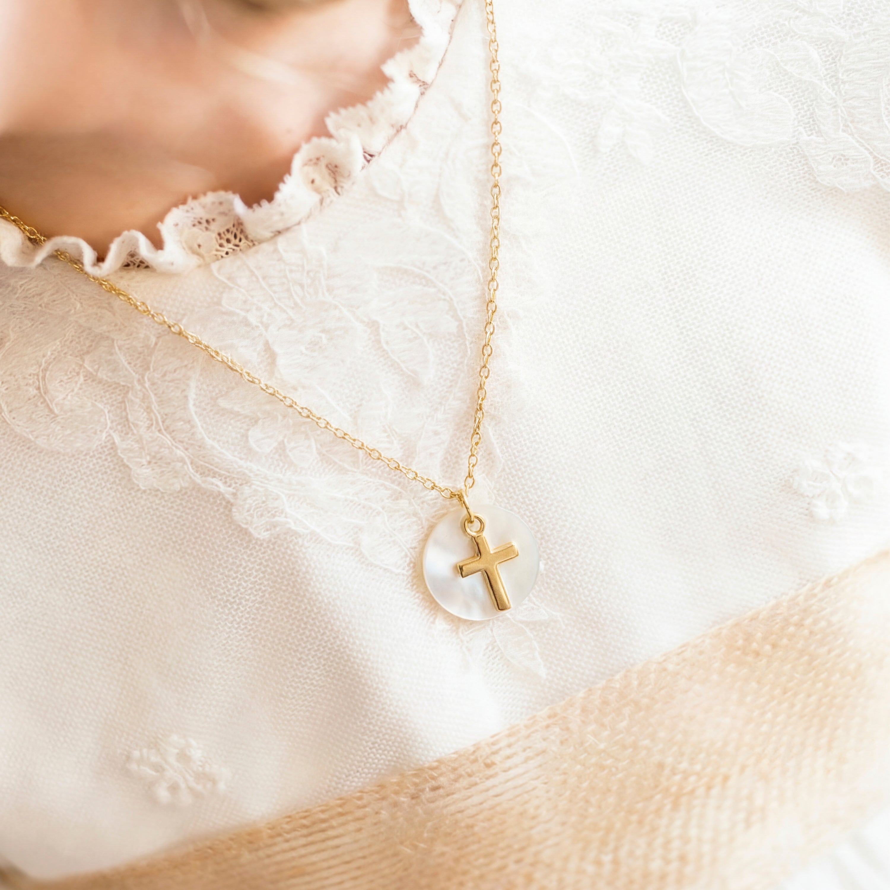 Collar de Madreperla Blanca acabado en oro amarillo de 18k - Yrmul