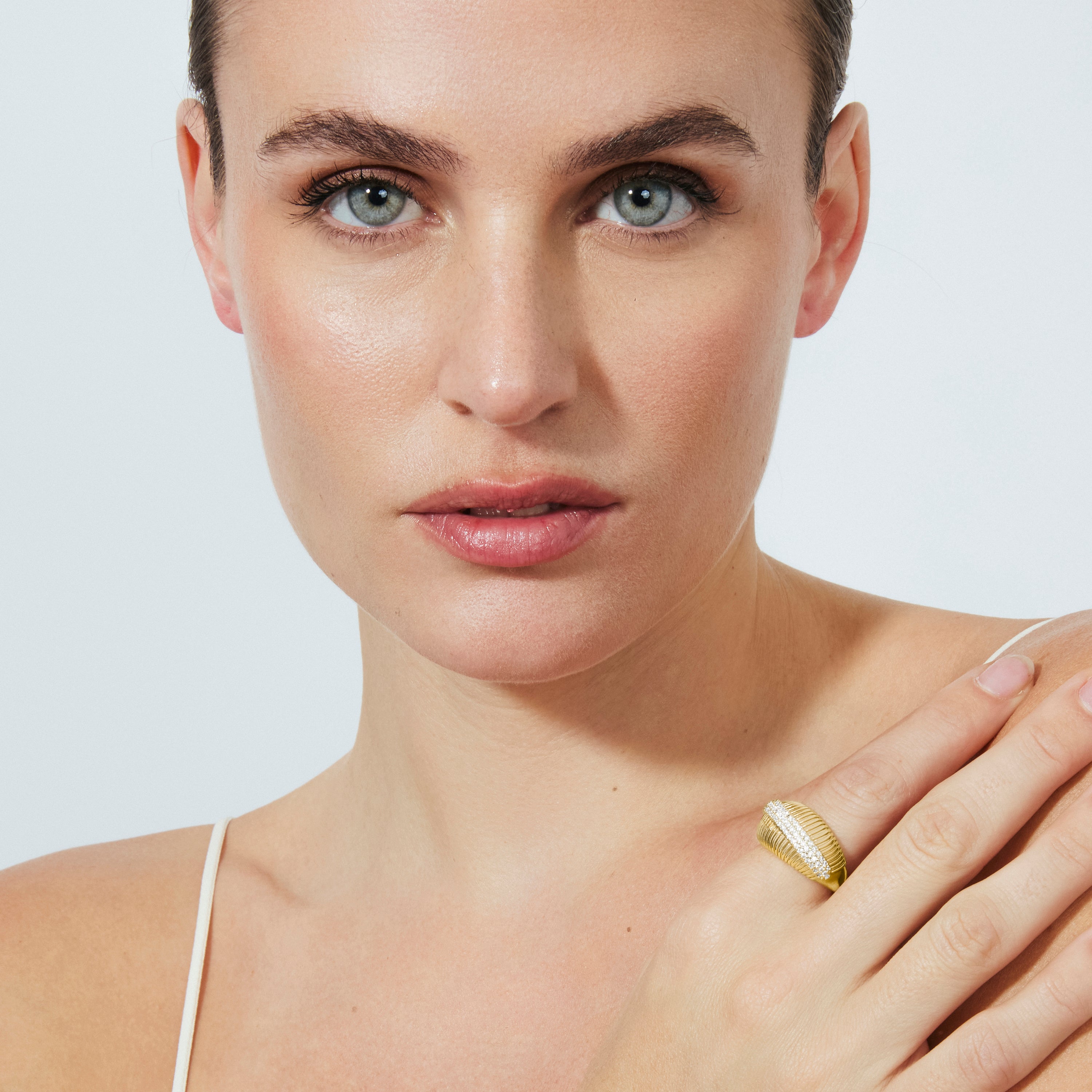 Anillo de Circonita Brillante acabado en oro amarillo de 18k - Gunlib