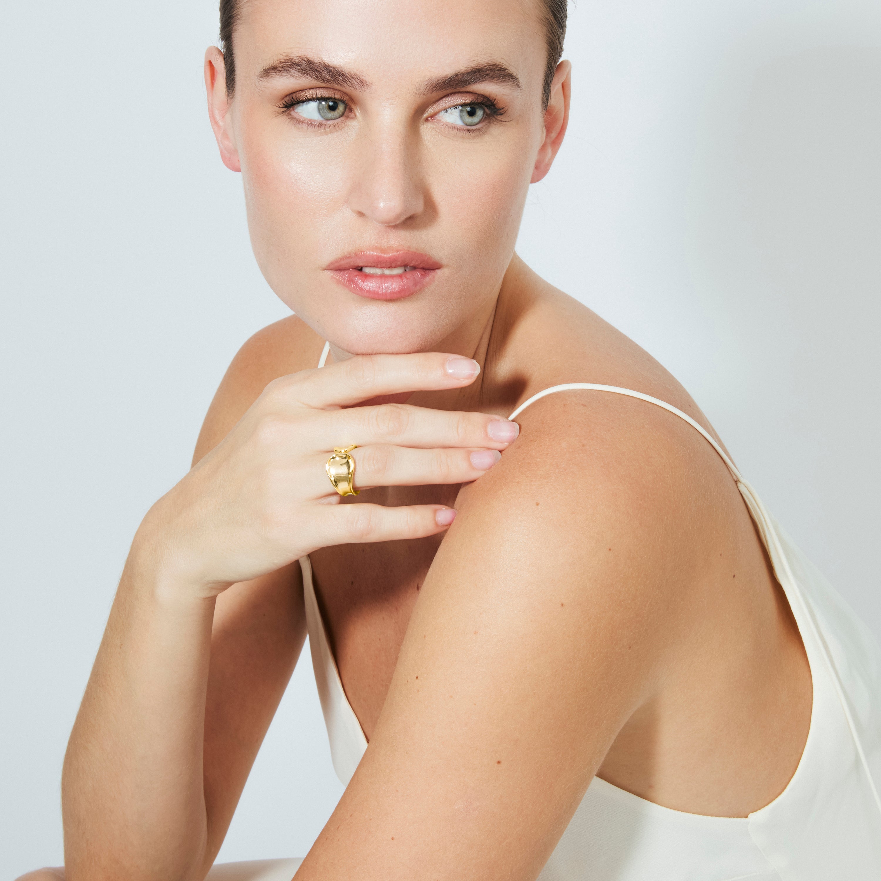 Anillo acabado en oro amarillo de 18k - Kajaw