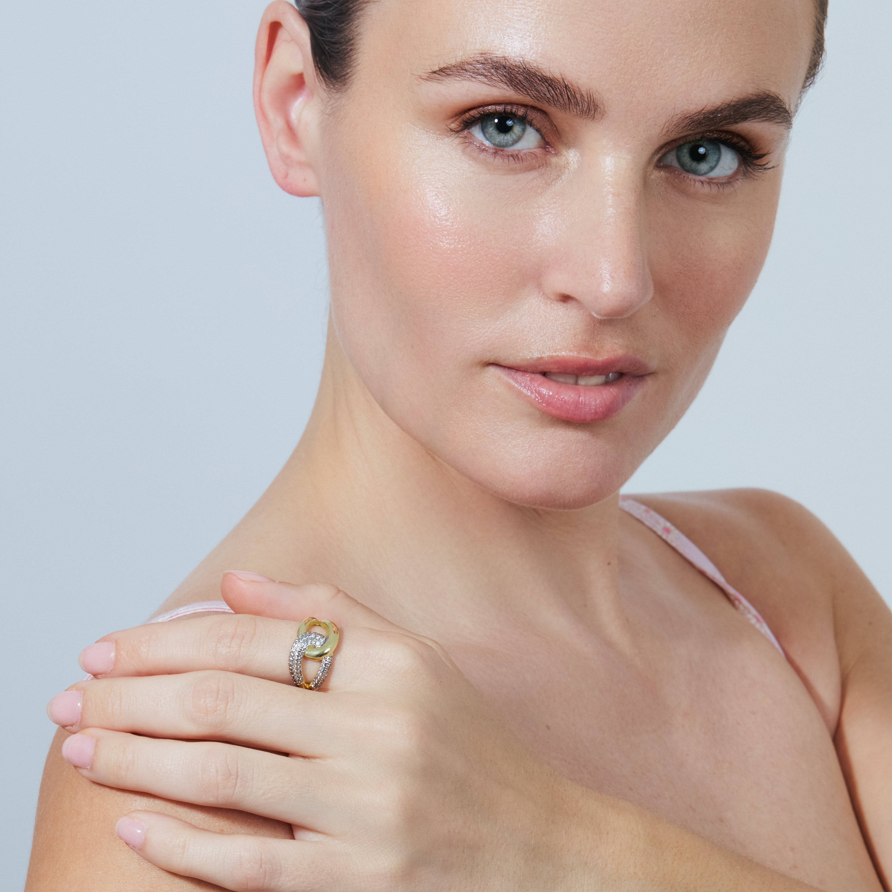 Anillo de Aleación de Metal y Circonita Brillante acabado en oro amarillo de 18k - Denan