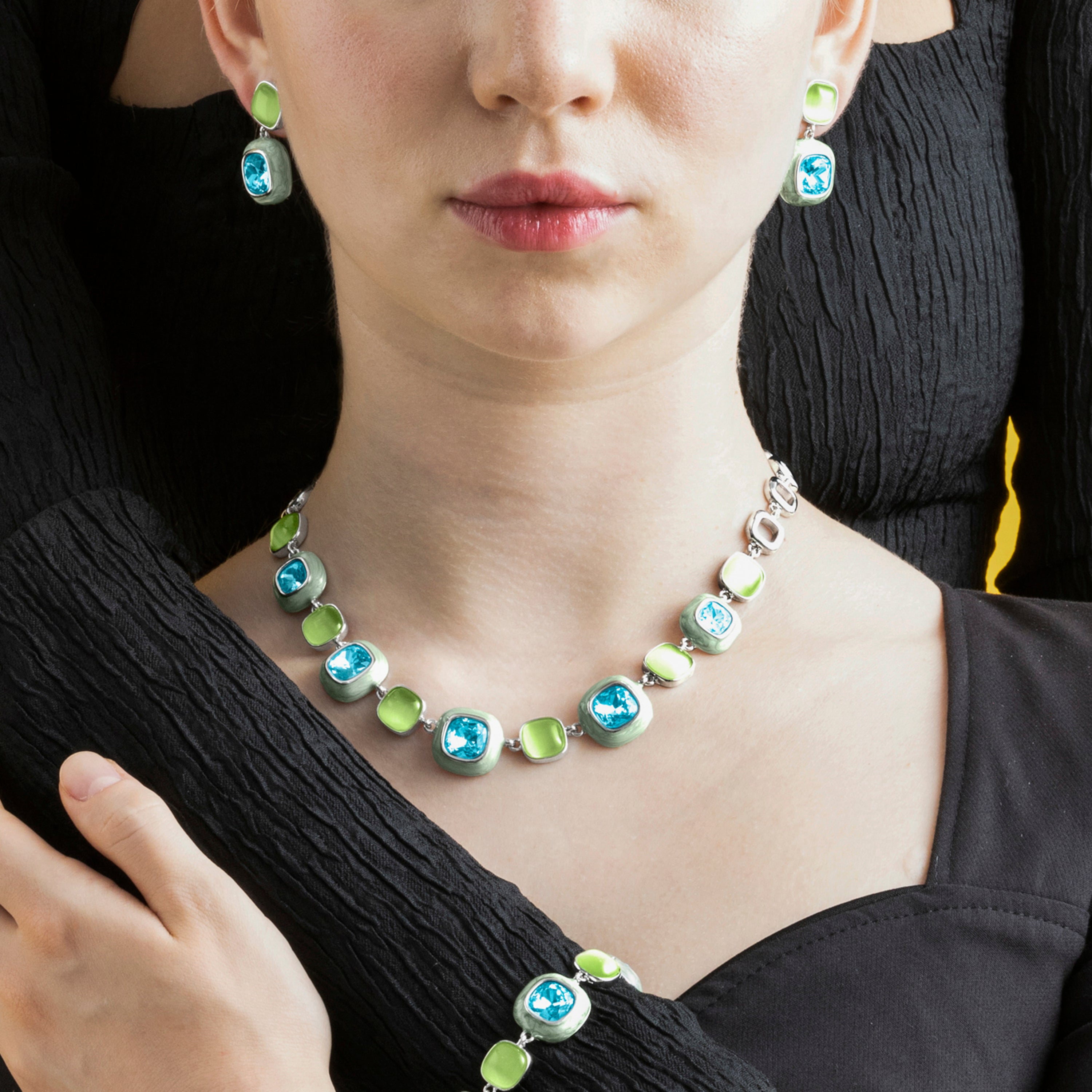 Collier avec Cristal Bleu finition argent - Drogolo